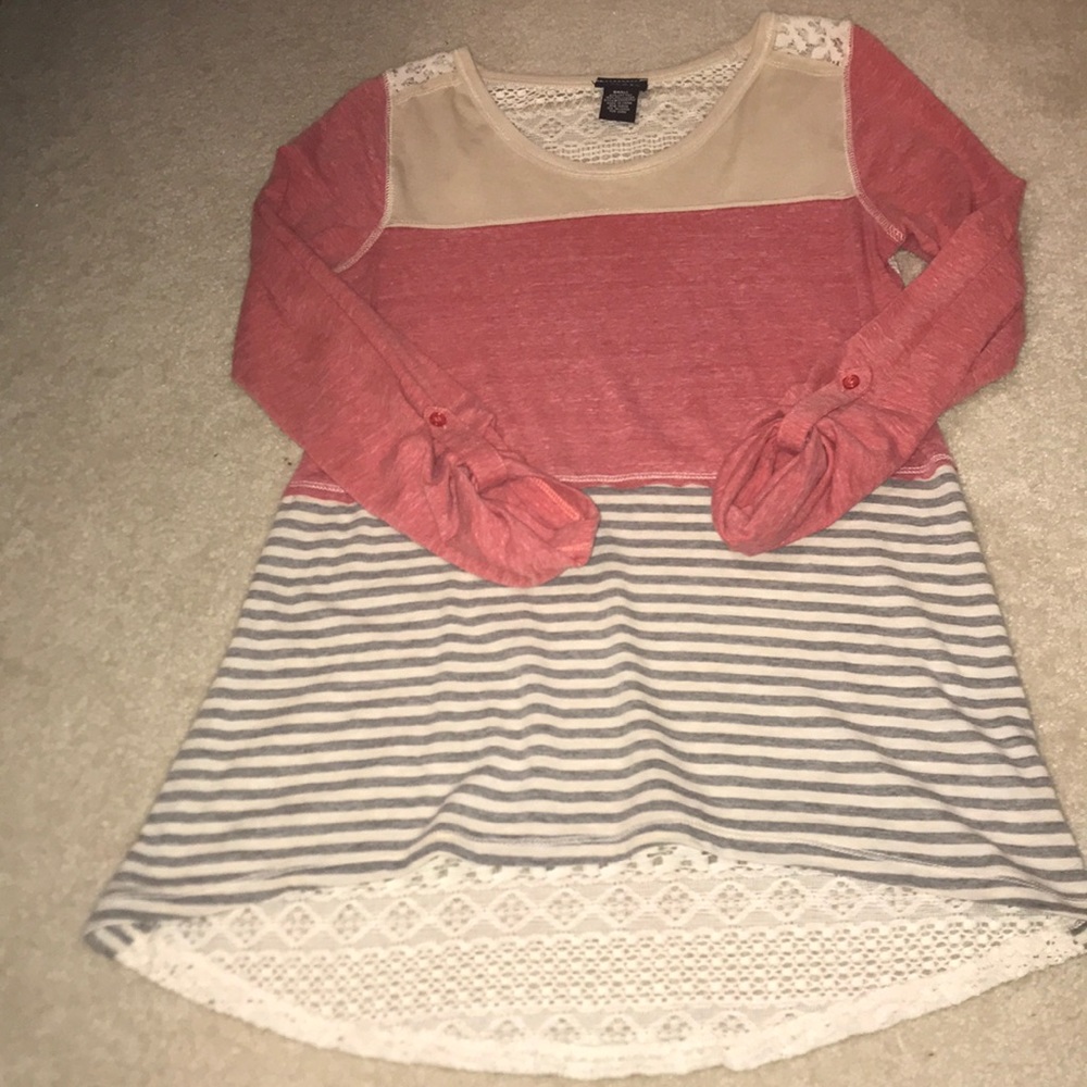 NWOT- open lace back, babydoll T-shirt